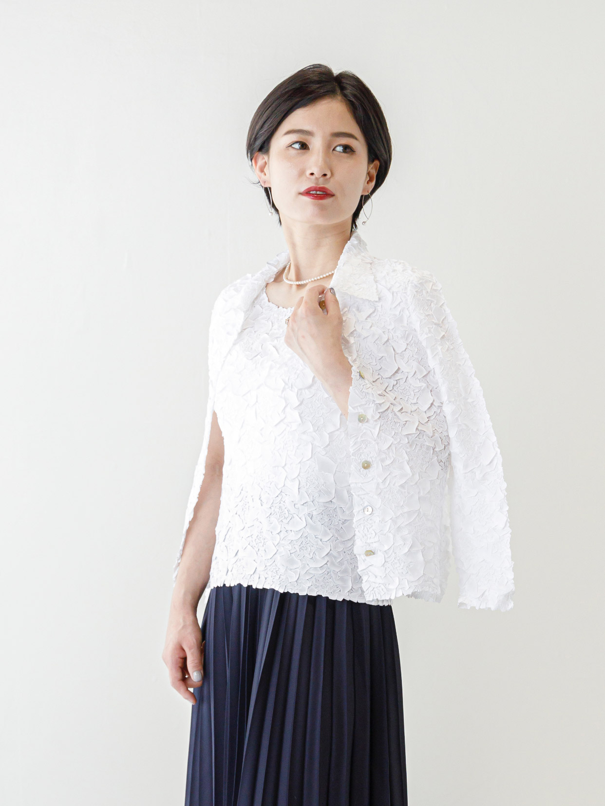 花プリーツを着用するモデル